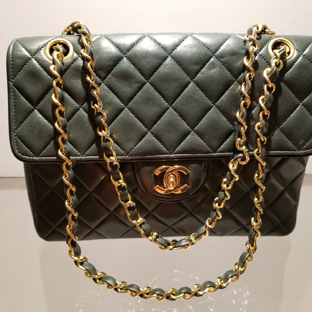 Chanel quilted hunter Green handbag. Mint conditio